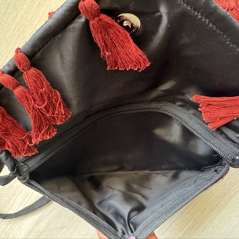 Floral embroidered clutch with tassel: women's crossbody bag. - Picture 4 of 7